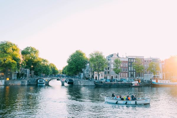 Grote zorgen over aanscherping milieuregels bestel- en vrachtauto’s in Amsterdam