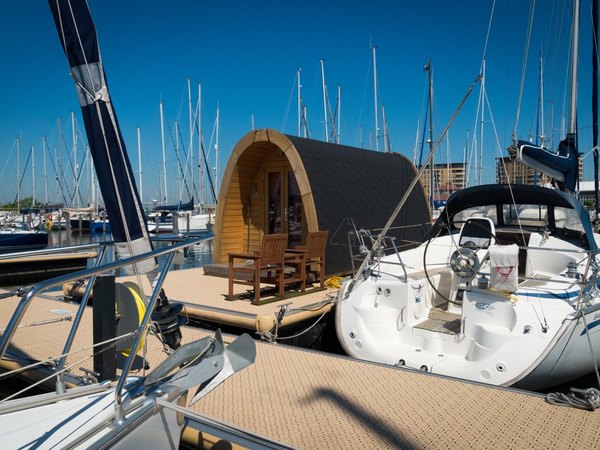 R-KB-Pod naast boot in haven_lr.jpg