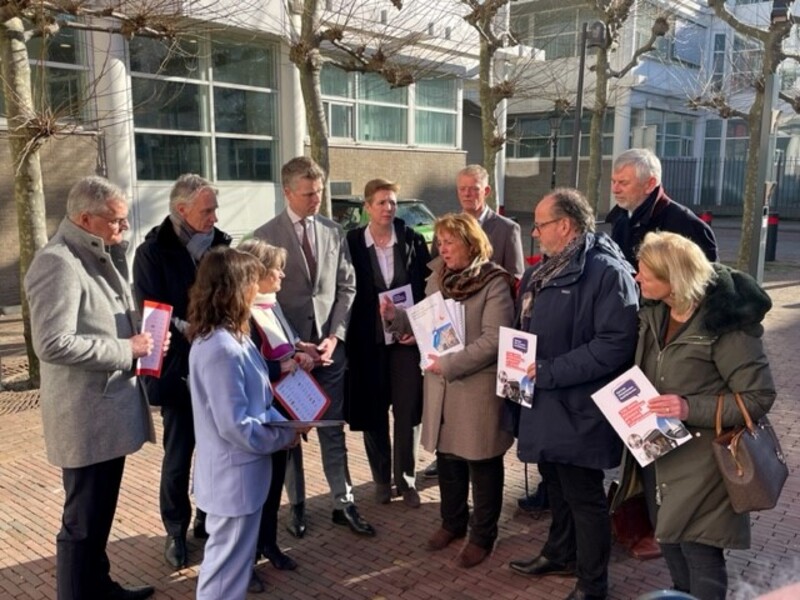 Foto petitie uitreiking.jpg