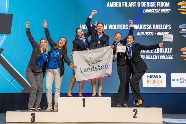 Denise Fidom en Amber Filart beste mbo studenten Travel & Hospitaliy van Nederland