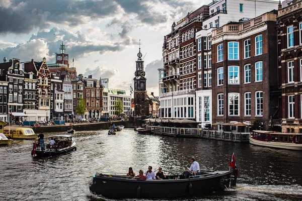 Succes voor watersportorganisaties:
uitstel overgangsregeling voor bootbezitters die varen door Amsterdam